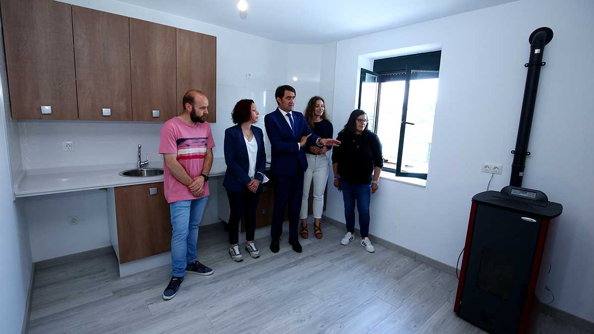 Las autoridades durante la visita a una de las tres viviendas rehabilitadas en Brañuelas. | L.N.C.