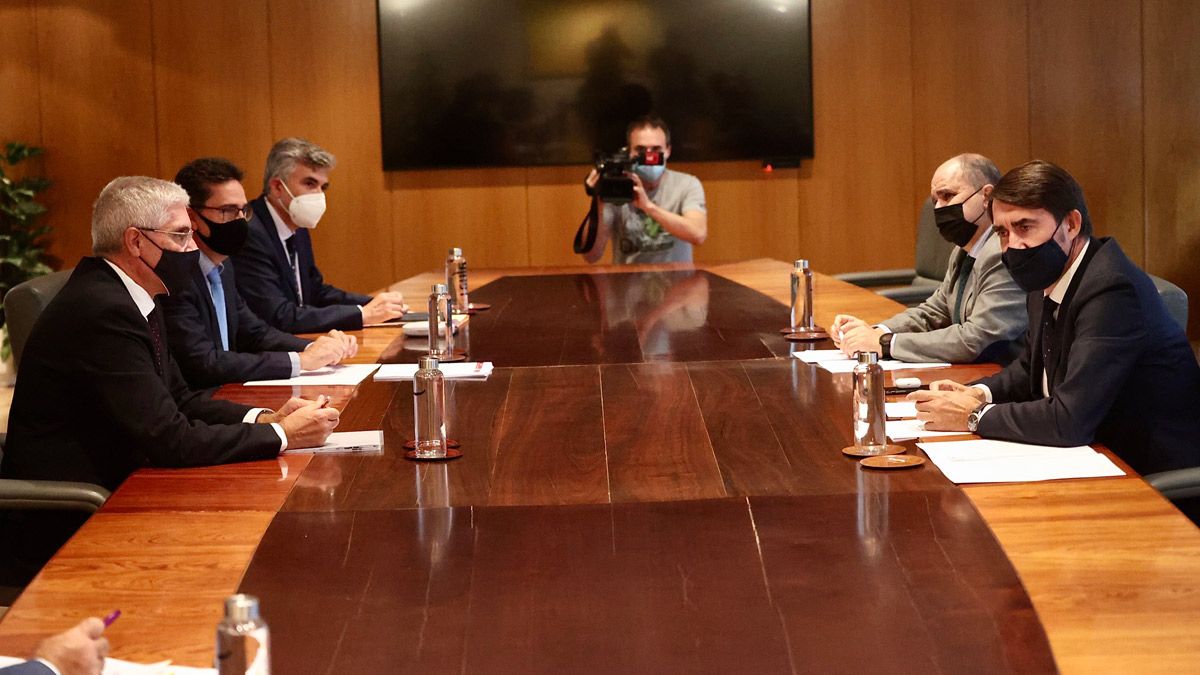 Reunión entre responsables de la Junta de Castilla y León y de Renfe. | ICAL