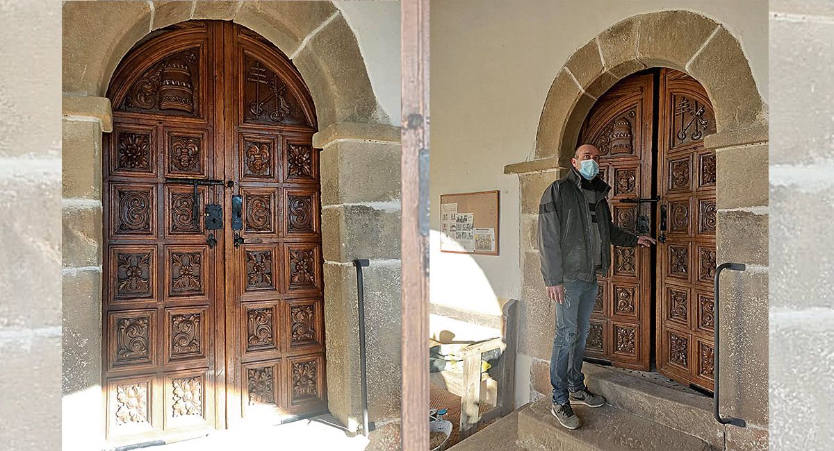 La puerta de la iglesia de Villacorta después de la restauración y su autor, Alberto Comas .| JESÚS GONZÁLEZ