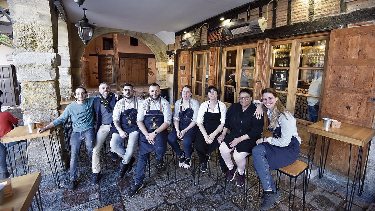 El equipo del restaurante Castrillo destaca por su exquisita atención al cliente. | SAÚL ARÉN