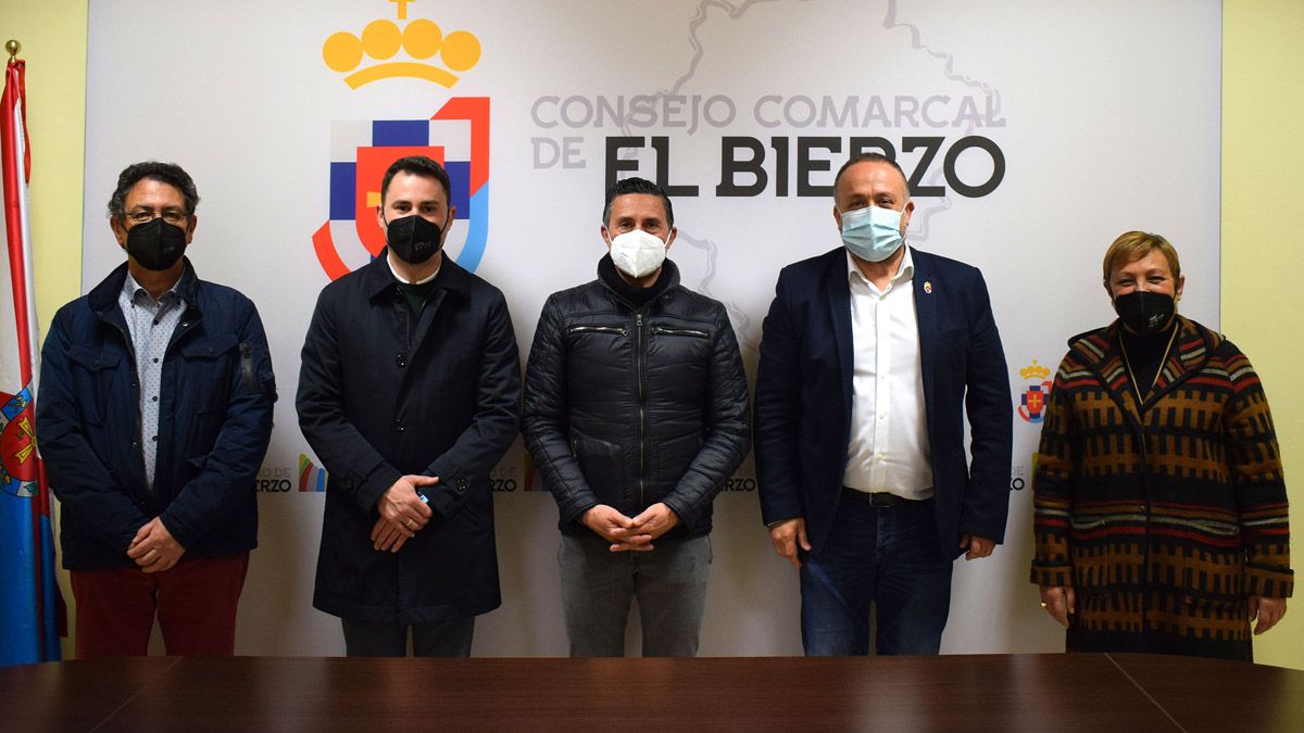 Imagen difundida por el PSOE, de Cendón, Courel y los senadores Morán y Vidal, con la plataforma Futuro para el Bierzo, en la sede comarcal. | PSOE