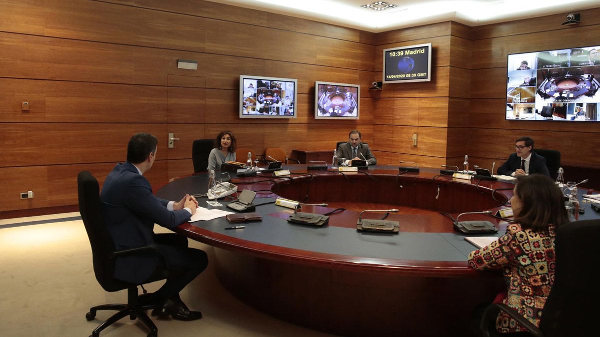Reunión del Consejo de Ministros en el Palacio de la Moncloa para analizar los posibles Pactos de la Moncloa que se podrían hacer efectivos en las próximas semanas.