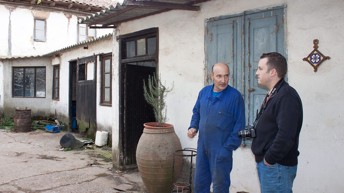 Genaro González y Javier Revilla en el patio de la tenería de Santa María del Páramo. | T. GIGANTO