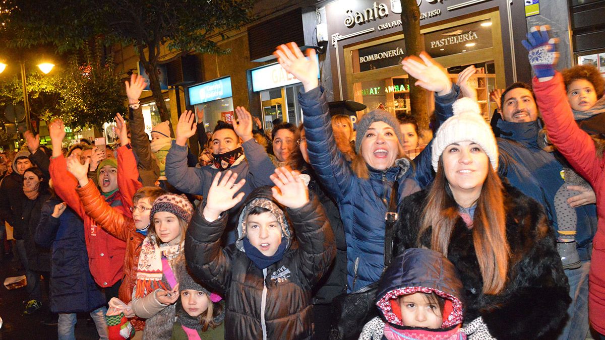 Niños expectantes al paso de los Reyes Magos en la Cabalgata de León. | DANIEL MARTÍN