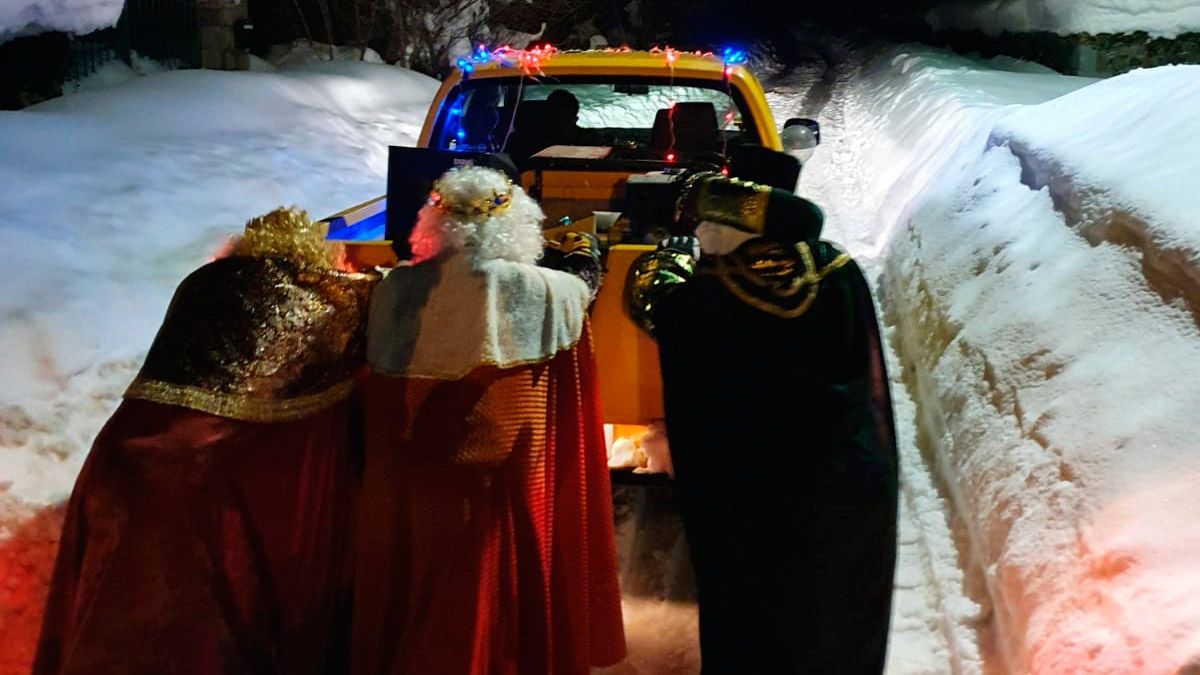 Los Reyes Magos en Burón, contra nieve y pandemia, repartiendo ilusión. | L.N.C.