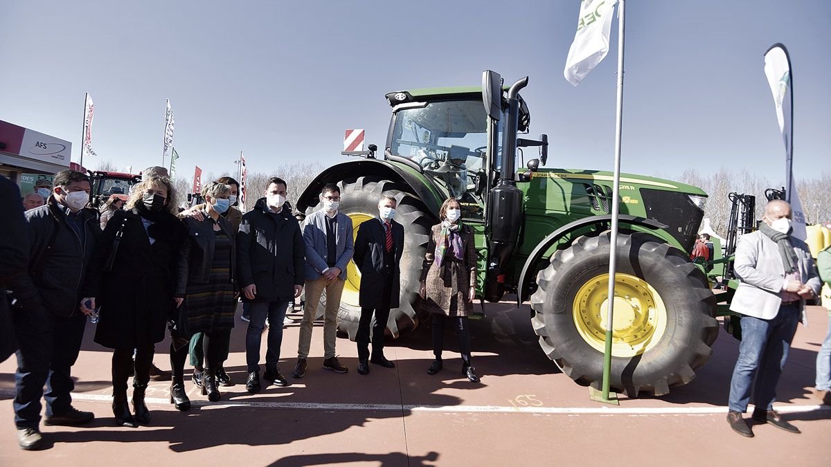 La Feria de Febrero fue una de las paradas de la ministra de Industria en su visita a Valencia de Don Juan. | SAÚL ARÉN