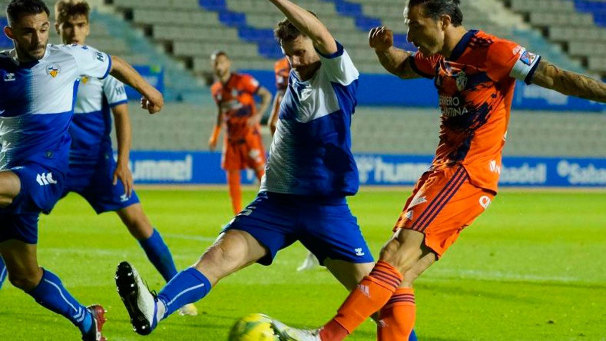 Ríos pone un centro en el choque frente al Sabadell. | LALIGA