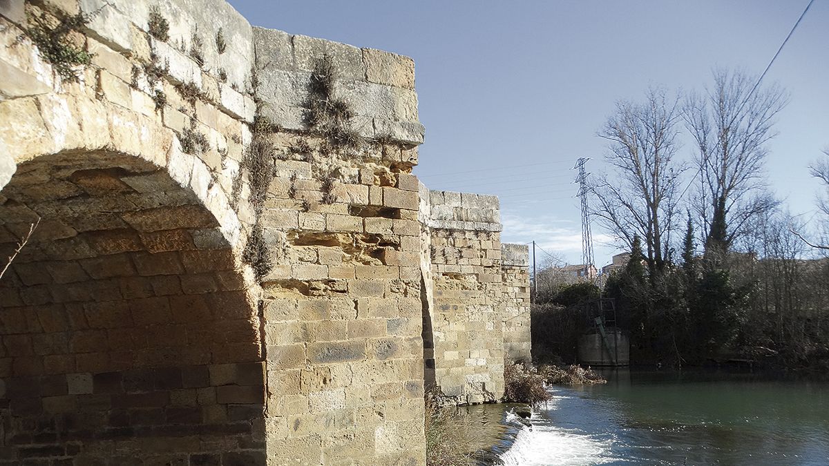 El puente de Sahagún sobre el río Cea es conocido como Puente Canto. | REPORTAJE GRÁFICO L. SOLERA