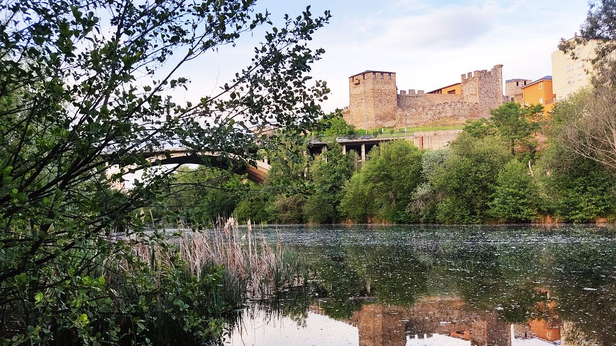 El paseo del  Sil de Ponferrada, con el castillo al fondo, sobre el que se pretende crear una senda continua de Laciana a Galicia.| D.M.