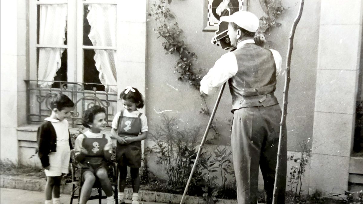 Juan Manuel Roa con su cámara filmando a un grupo de niños.