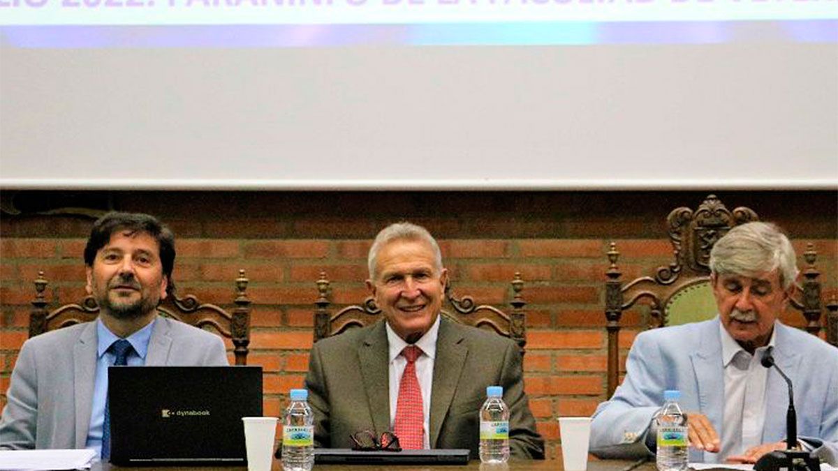 Robert Sakstein, en el centro, en la Universidad de León. | ICAL