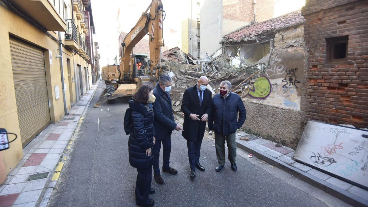 El alcalde de León, José Antonio Diez, supervisó el inicio de las demoliciones. | SAÚL ARÉN
