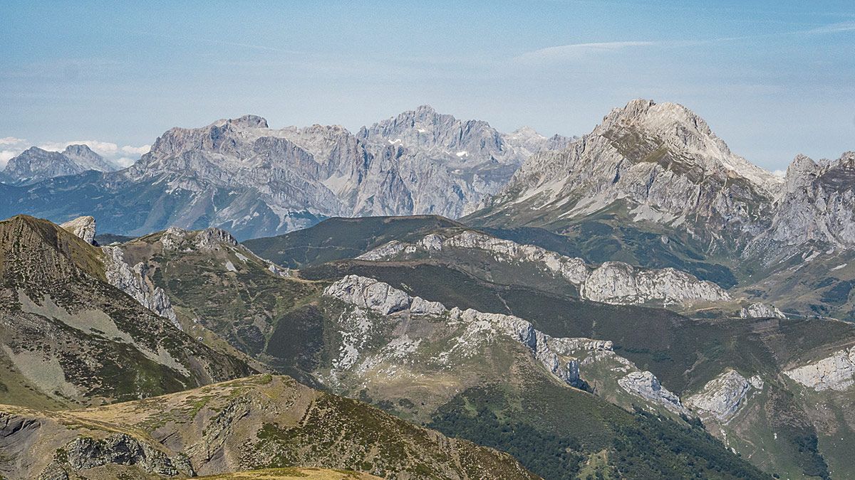 Vista de los Picos desde la cumbre. El Friero, Peña Santa la Bermeja y Peña Beza. | VICENTE GARCÍA