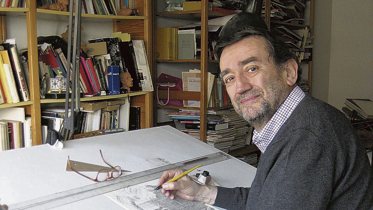 El ilustrador Pedro Sainz Guerra en el estudio de su casa de Valladolid.