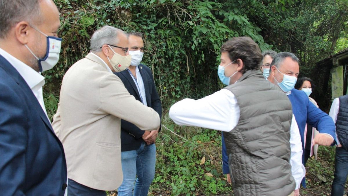 Courel y Ramón saludan a Mañueco en su visita el pasado lunes a Montes de Valdueza en una imagen difundida por el Ayuntamiento de Ponferrada.