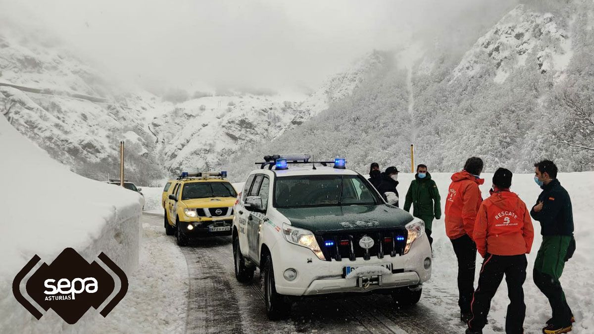 Equipos de los bomberos de Asturias y del Greim de la Guardia Civil este domingo en la zona del accidente. | SEPA