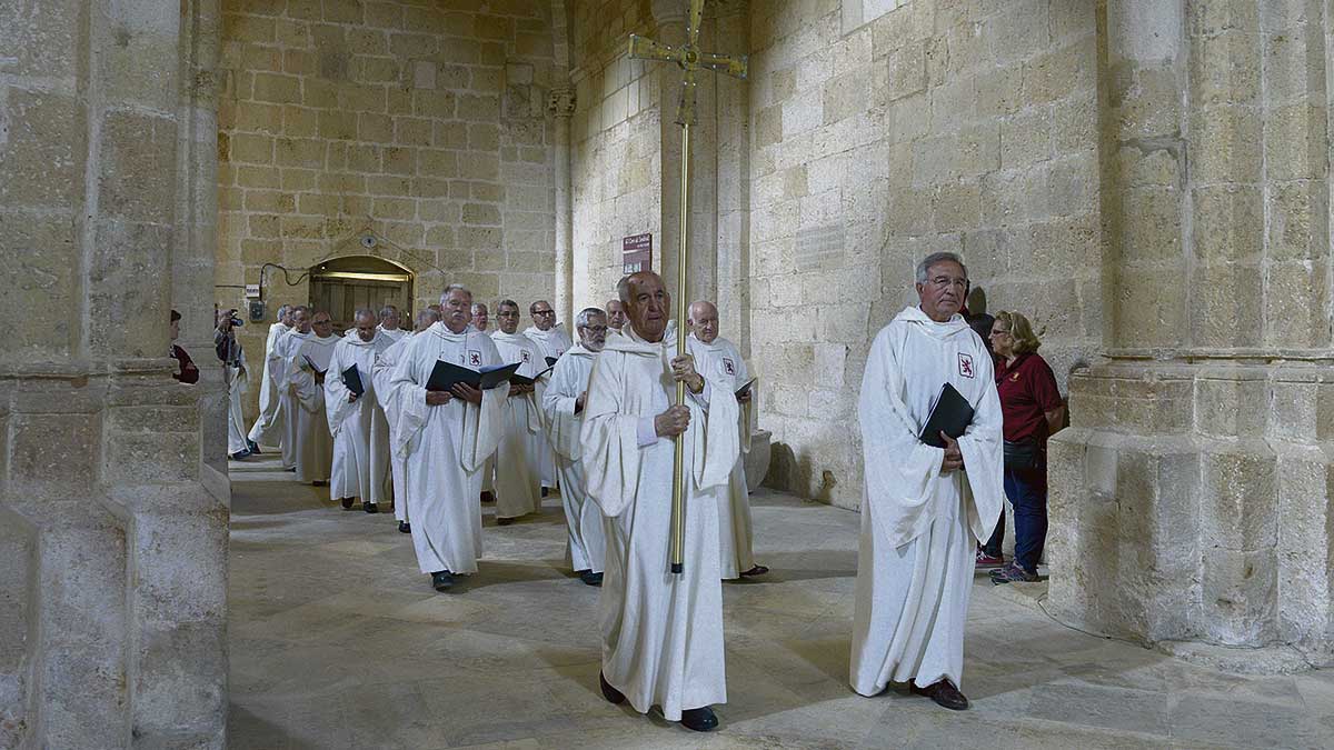 El Coro del Císter de Sandoval cerró los actos de la mañana en el interior del monasterio, después llegó la paella popular en el exterior. | MAURICIO PEÑA