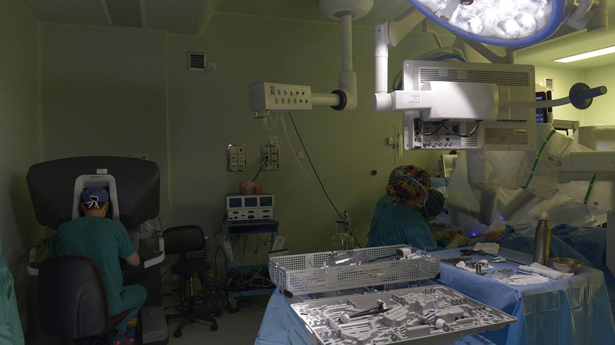 Un médico maneja el robot Da Vinci en la parte izquierda de la imagen y a la derecha es intervenido el paciente. | MAURICIO PEÑA