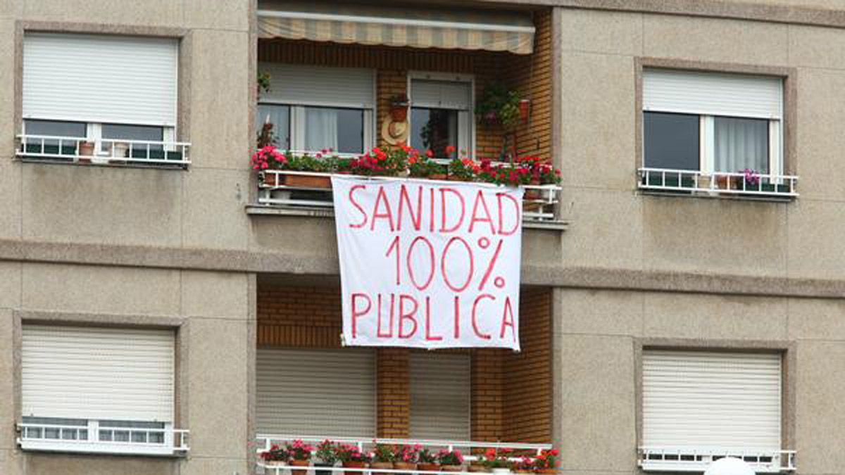 Pancarta en un balcón leonés a favor del sistema público de Salud. | ICAL