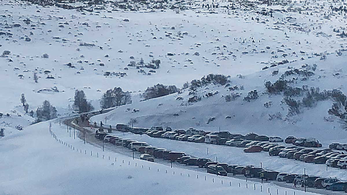 Algunos usuarios optaron el pasado domingo por subir caminando con sus esquís al hombro desde Salencias hasta Cebolledo (casi 3 kilómetros). | L.N.C.