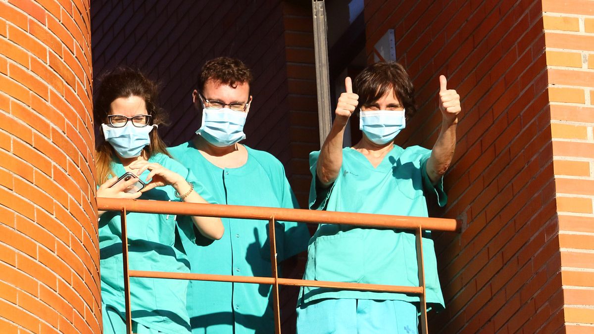 Sanitarios del Hospital de El Bierzo durante el bote de Covid-19. | ICAL