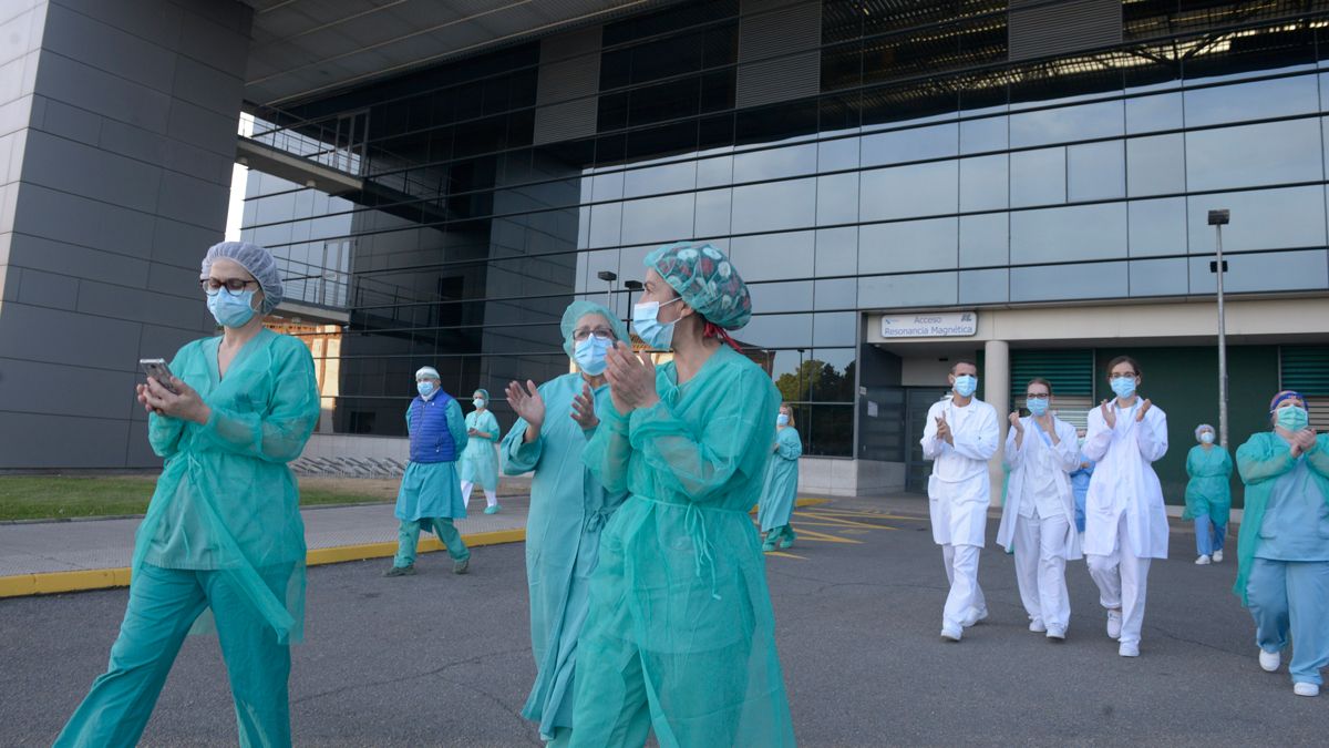 Profesionales sanitarios en el Hospital de León. | MAURICIO PEÑA