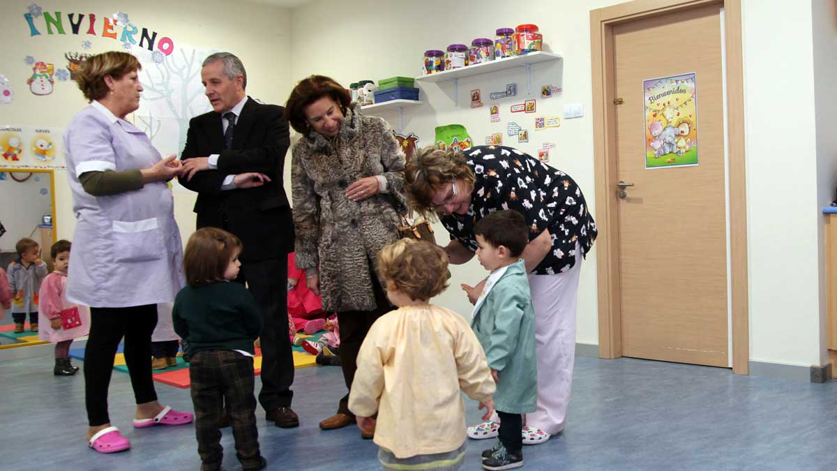 El alcalde visitó la Escuela Infantil ‘Santa Margarita’ para comprobar el funcionamiento del centro de primera mano.