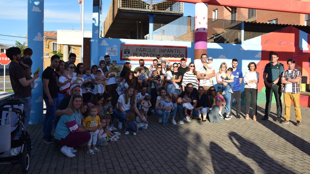 Foto de familia de todos los niños y sus padres junto a Gallego y Sabaria tras colocar las placas. | A. RODRÍGUEZ