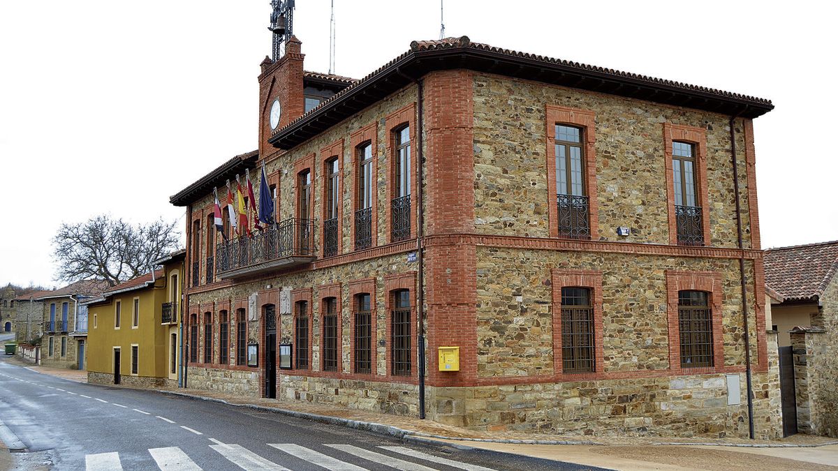 La Casa Consistorial de Santa Colomba de Somoza. | P.F.