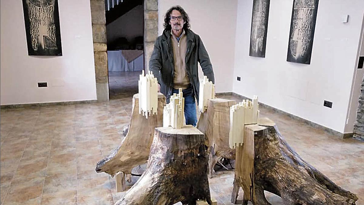 José Antonio Santocildes posa con algunas de sus obras en maderas.