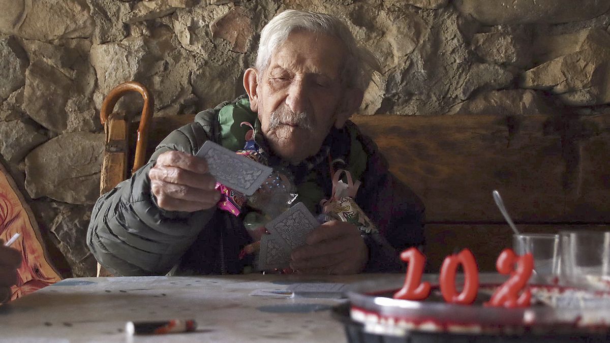 Santos celebró sus 102 años como más le gusta, jugando la partida de tute e invitando a las visitas a su casa en Valverdín, que no fueron pocas. | PEIO GARCÍA / ICAL