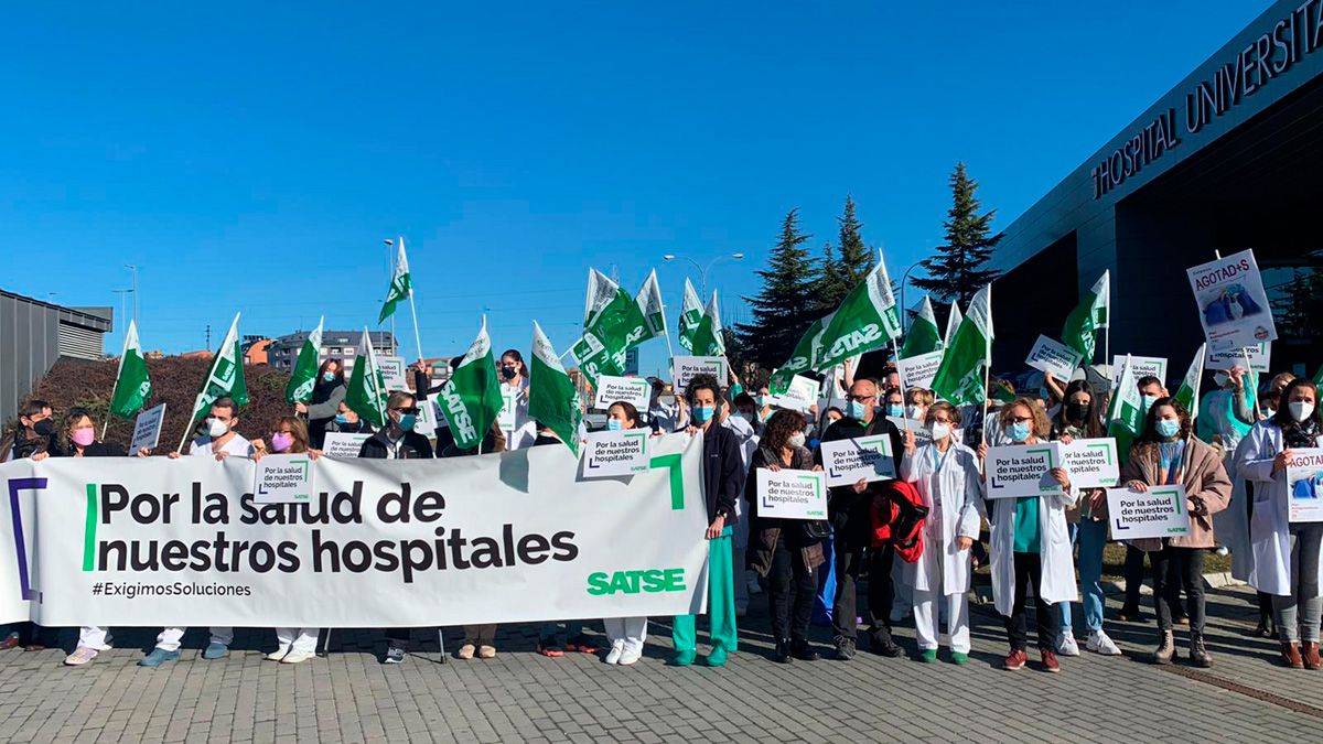 Imagen de la concentración celebrada frente al Hospital de León. | L.N.C.