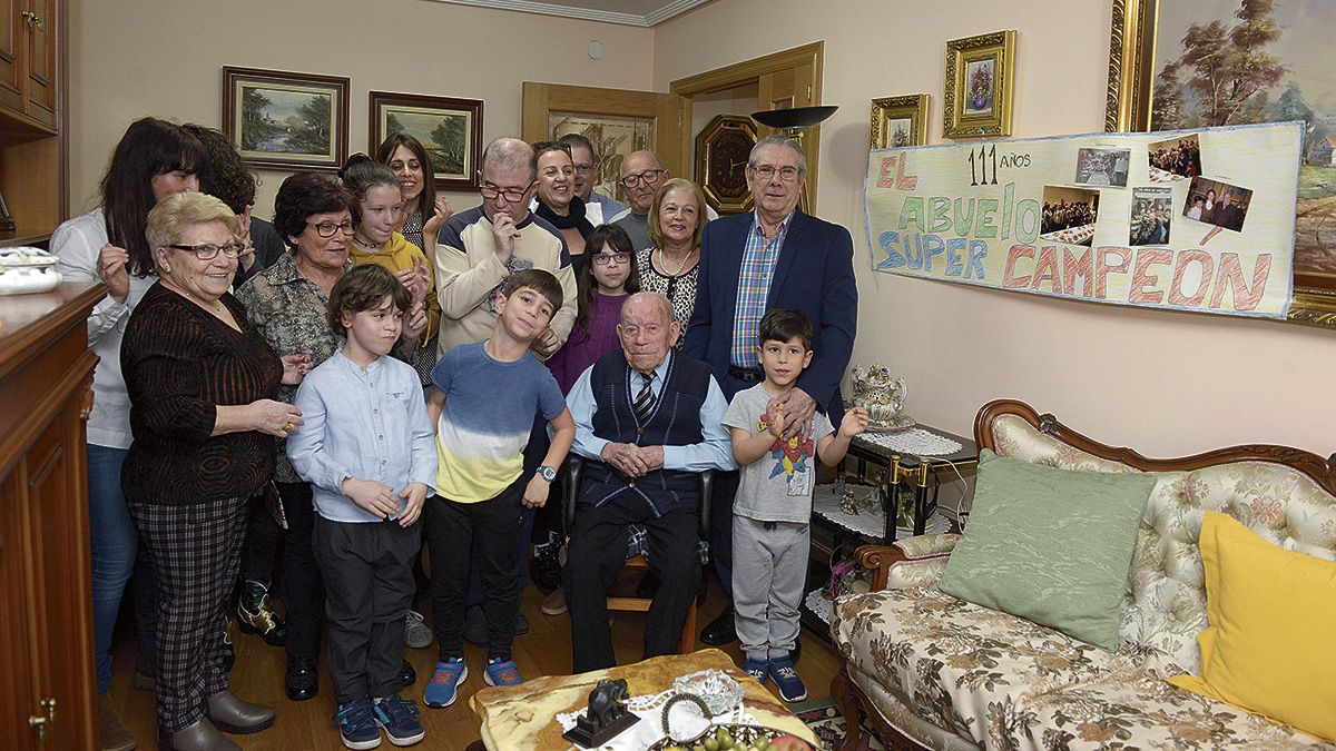 Saturnino este sábado celebrando su 111 años rodeado de su familia. | MAURICIO PEÑA