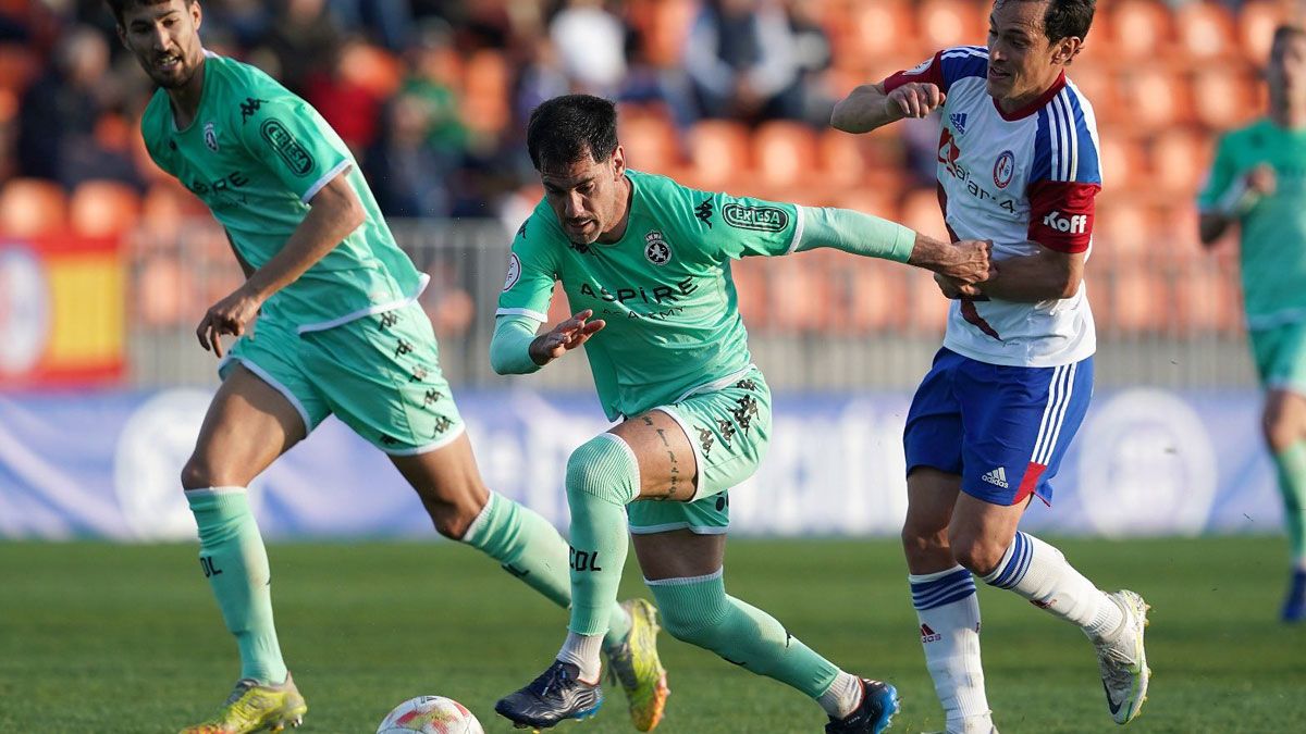 Saúl conduce el balón en el partido del sábado. | RAYOMAJADAHONDA