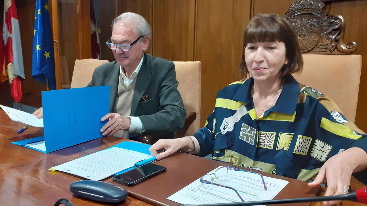 José Ignacio Lagartos y Mabel Fernández firmando el convenio. | D.M.