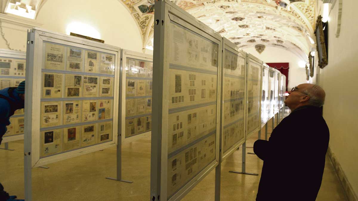 La sala Pendón de Baeza de San Isidoro muestra las mejores colecciones filatélicas de tema histórico. | MAURICIO PEÑA