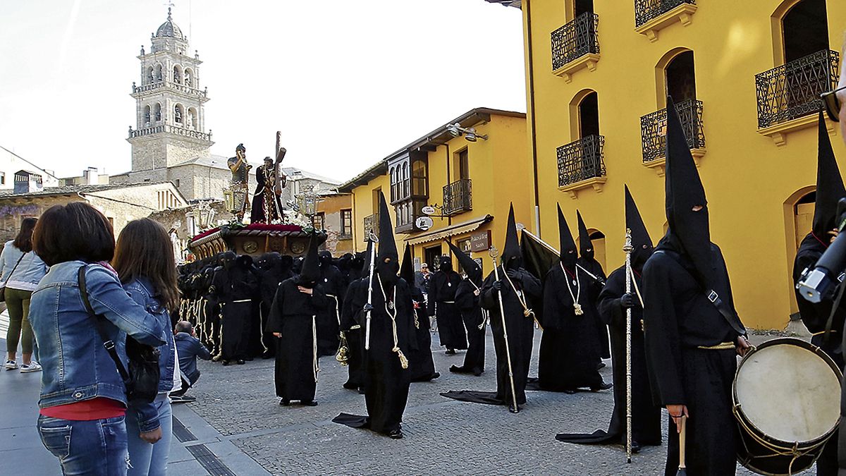 Una de las procesiones de la Semana Santa de Ponferrada. | ICAL
