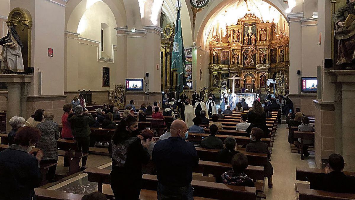 El acto tuvo lugar en la iglesia de Santa María y contó con la participación de las tres cofradías. | ABAJO