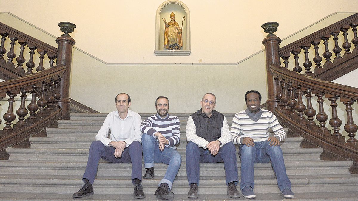 Jesús Félix, Adrián, Jeremías y Thierry, cuatro de los cinco aspirantes a sacerdote en el Seminario Mayor de León, junto a la Catedral. | MAURICIO PEÑA
