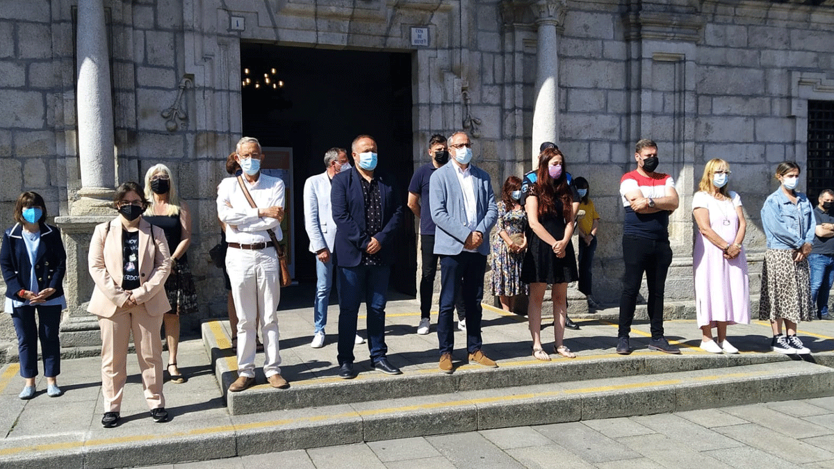 Concentración de silencio a las puertas del consistorio pomnferradino de representantes políticos y empelados municipales.
