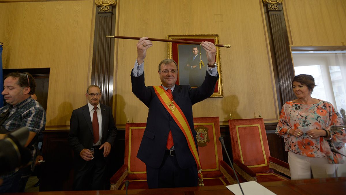 El alcalde de León, Antonio Silván, levanta el bastón de mando tras tomar posesión el 13 de junio de 2015 en virtud de un pacto con Ciudadanos. | MAURICIO PEÑA