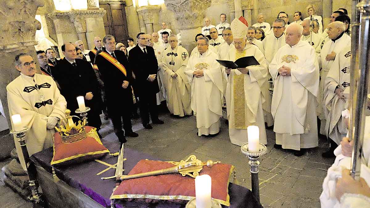 El alcalde de León, Antonio Silván, participó ayer en el responso celebrado en el emblemático Panteón de los Reyes, en San Isidoro. | Daniel martín