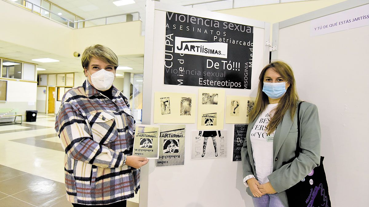 Mariluz González y Marta Fontal junto al ‘fanzine’ creado por nueve mujeres de un taller de la asociación. | SAÚL ARÉN