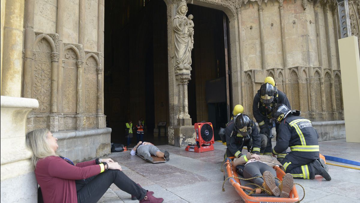 Efectivos de los Bomberos del Ayuntamiento de León atienden a los heridos que participaron en el simulacro. | MAURICIO PEÑA