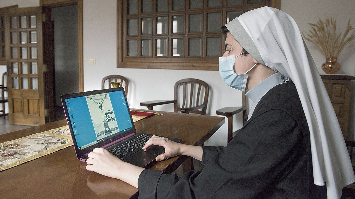 Sor Marta con el ordenador desde el que gestiona las redes que tan popular le han hecho. | REPORTAJE GRÁFICO: MAURICIO PEÑA