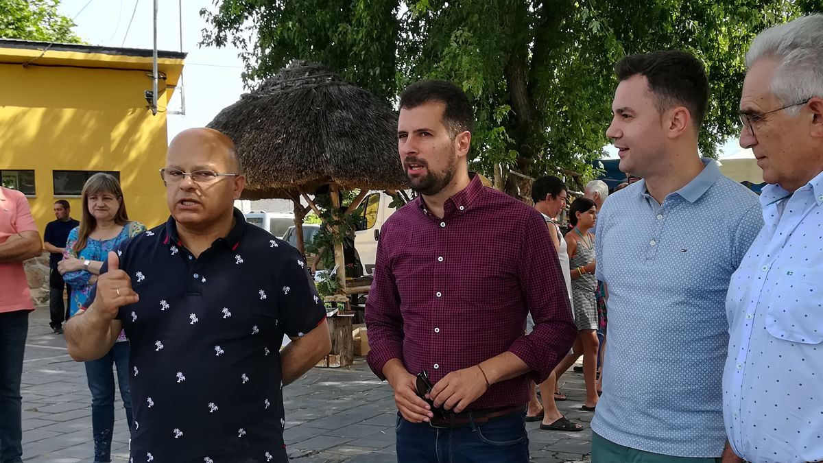 Faustino Sánchez, a la izquierda, en su reciente visita a la Feria de El Espino junto a otros cargos socialistas. | D.M.
