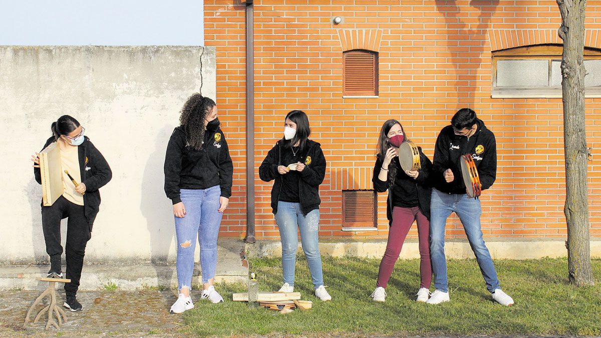 Los ensayos son en cierto modo una ‘fiesta’ y como estos jóvenes dicen: \