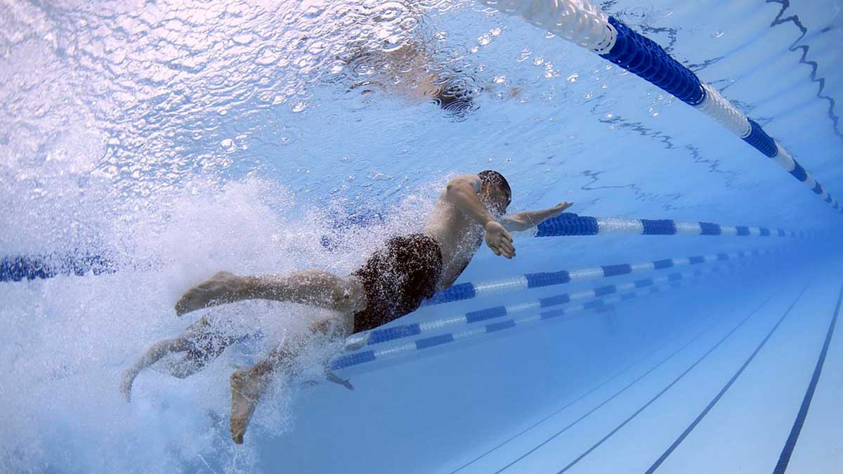 Imagen de archivo de un hombre nadando | PIXABAY