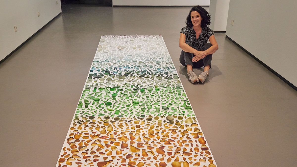 La obra más impactante de la exposición de Tania Blanco se articula a base de fragmentos de vidrios de diferentes colores. | V.G.