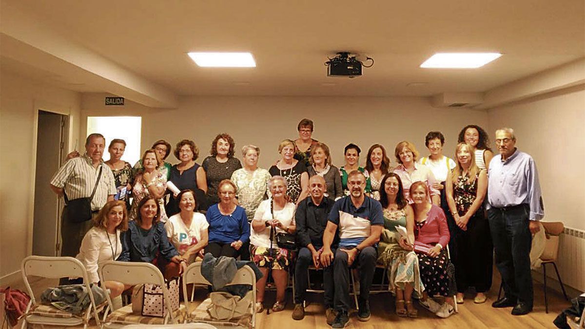Imagen de familia de participantes en el Teléfono de la Esperanza. | L.N.C.